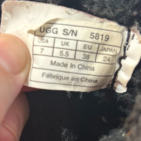 UGG Women’s Classic Cardy Knit Boots Black 3 Button Sz 7 Cozy Winter Cabin Ski - Picture 4 of 7